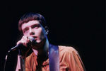 Иэн Кертис во время выступления Joy Division, 1980 год