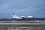 Тяжелый военно-транспортный самолет Ил-76 с военной техникой и личным составом на борту на аэродроме Ульяновск-Восточный перед отправлением в Нагорный Карабах, 10 ноября 2020 года