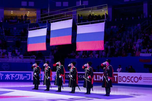 Казаки охраняют флаги России во время награждения девушек на этапе Гран-при в Сочи по фигурному катанию