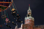 Луна-парк «Карусель» и Спасская башня на Красной площади в Москве, декабрь 2021 года