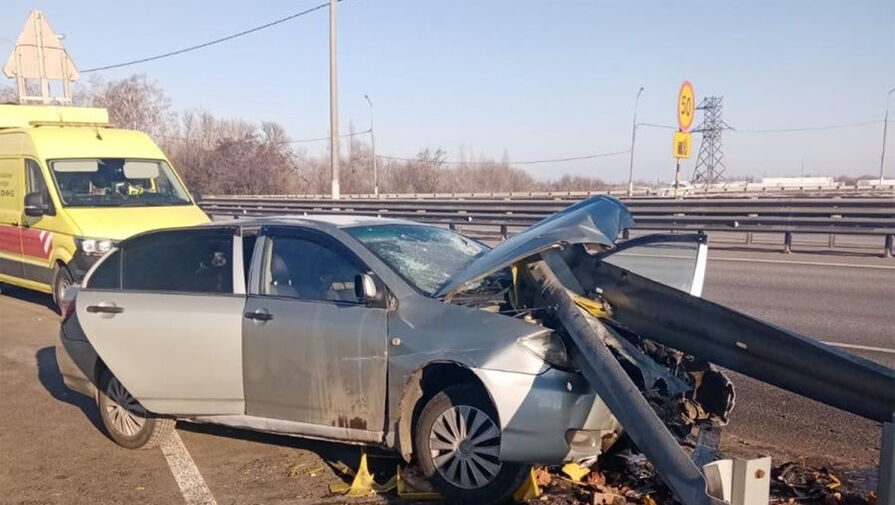 В Воронежской области автомобиль напоролся на дорожное ограждение