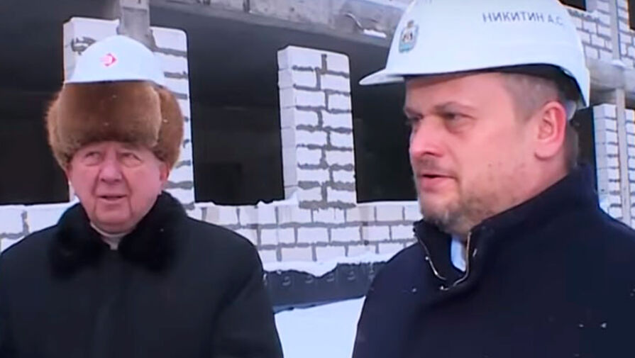 Новгородский губернатор объяснил сильным ветром шапку под каской на ветеране рядом с ним