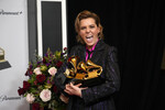 Певица Брэнди Карлайл с наградами за «Лучшую рок-песню» (Broken Horses), «Лучшее исполнение музыки в жанре рок» (Broken Horses), «Лучший американский альбом» (In These Silent Days)