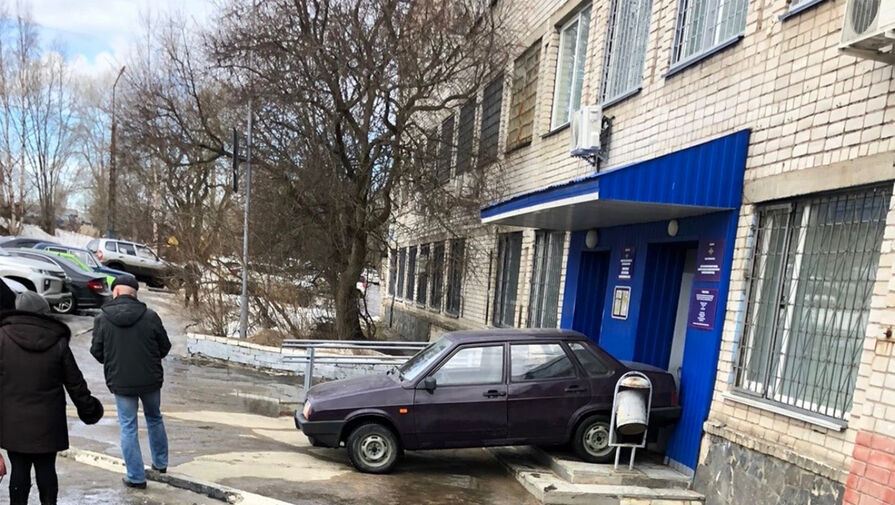 В Петрозаводске машина без водителя въехала в здание ГИБДД