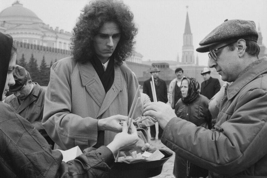 Продажа свечей у собора на Пасху, Москва, 1991 год