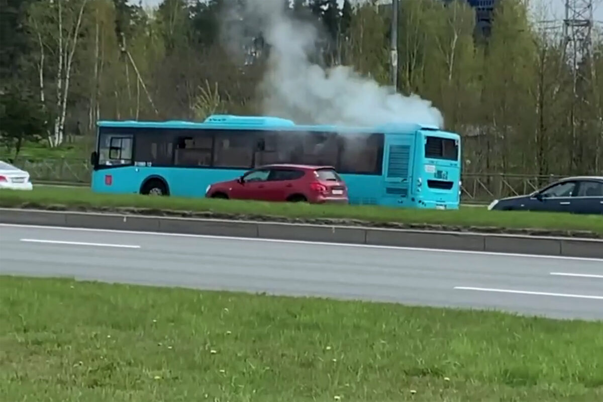 В Санкт-Петербурге снова произошло возгорание лазурного автобуса -  Газета.Ru | Новости