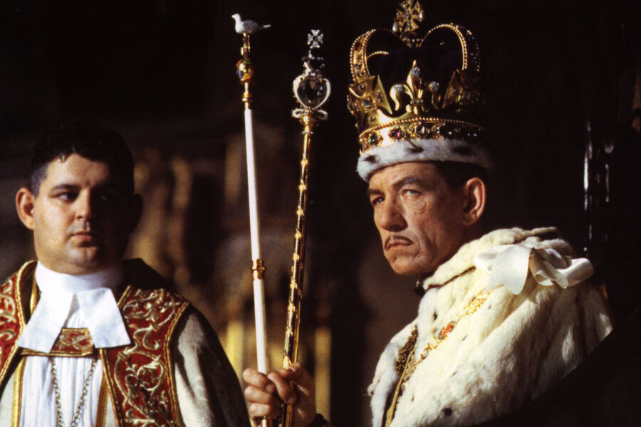 <b>“Ричард III” (1995)</b>
<br><br>
“Ричард III” – первый большой фильм Иэна Маккеллена, в&nbsp;котором он не только сыграл главную роль, но и сам написал сценарий. Действие шекспировской пьесы Маккеллен перенес из&nbsp;XV века в&nbsp;1930-е годы – период кризиса британской монархии и распространения идей фашизма. Примечательно, что актер работал над&nbsp;сценарием во время гастролей со спектаклем, в&nbsp;котором он играл Ричарда III. Большого коммерческого успеха картина не имела, но была удостоена “Серебряного медведя” за&nbsp;режиссуру и двух премий BAFTA. Одну из&nbsp;ролей в&nbsp;проекте исполнил молодой Роберт Дауни – младший.
