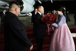 Президент РФ Владимир Путин и председатель государственных дел Корейской Народно-Демократической Республики Ким Чен Ын (слева) на церемонии встречи в аэропорту Пхеньяна, 18 июня 2024 года