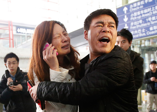Родственники пассажиров, находившихся на&nbsp;борту рейса MH370&nbsp;компании Malaysian Airlines, в&nbsp;аэропорту Пекина