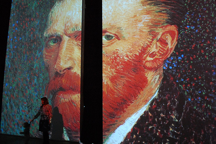 Посетители на&nbsp;выставке «Ван Гог. Ожившие полотна» 