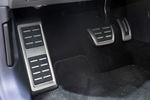 Golf GTI отличается не только накладками из нержавеющей стали на педалях, но их тонкой калибровкой. Для того чтобы начать ускоряться, достаточно слегка согнуть большой палец правой ноги