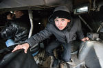 Мальчик внутри БТР-80, доставленного из зоны военных действий бойцами батальона «Азов»