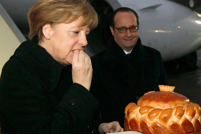 Президент Франции Франсуа Олланд и Канцлер Германии Ангела Меркель в&nbsp;аэропорту Минска