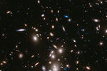 Массивное скопление галактик Abell 2744, в котором видны одни из самых тусклых и молодых галактик во Вселенной