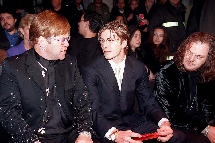 Английский певец Элтон Джон и футболист Дэвид Бекхэм во время модного показа Версаче