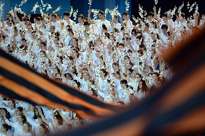 Участники театрализованного шоу во время праздничного концерта на&nbsp;Красной площади