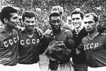 Пеле с игроками сборной СССР