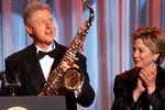 Бывший президент США Билл Клинтон (саксофон)