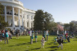 Посетители ежегодной пасхальной акции Easter Egg Roll на лужайке у Белого дома