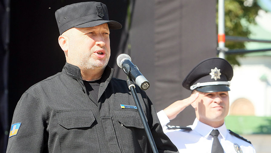 Секретарь Совета национальной безопасности и обороны Украины Александр Турчинов во время празднования Дня национальной полиции на Софийской площади