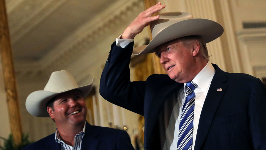 Президент США Дональд Трамп в ковбойской шляпе на презентации «Made in America» в Белом доме, 17 июля 2017 года