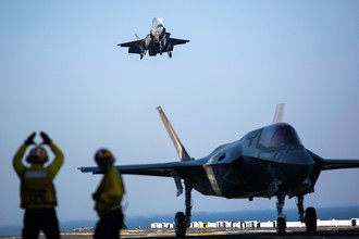 Приземление F-35B Lightning II Joint Strike Fighter на палубу USS Wasp (LHD-1), 2015 год