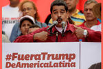 Президент Венесуэлы Николас Мадуро во время митинга против президента США Дональда Трампа в Каракасе, август 2017 года. Надпись на плакате: «Трамп, отстань от Латинской Америки»