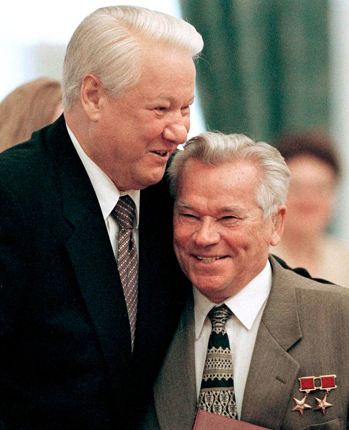 Президент России Борис Ельцин вручает Государственную премию России Михаилу Калашникову, 1998 год