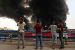 Жители наблюдают за пожаром в порту Бейрута, 10 сентября 2020 года