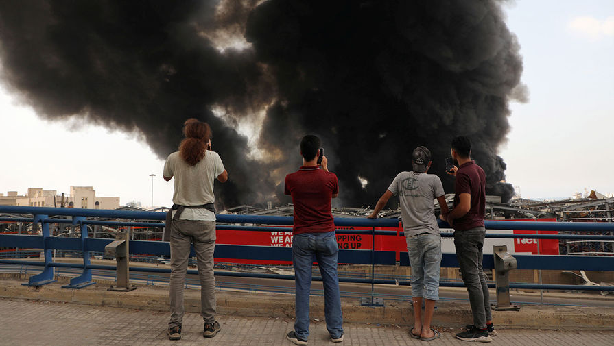 Жители наблюдают за пожаром в порту Бейрута, 10 сентября 2020 года