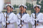 Военнослужащие Тихоокеанского флота РФ во время военно-морского парада в честь Дня Военно-Морского Флота в акватории бухты Золотой Рог, Владивосток, 31 июля 2022 года