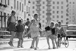 Дети играют во дворе дома в Москве, 1966 год 