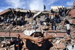В воскресенье Турцию потрясло землетрясение магнитудой 7,2. Разрушены города и деревни провинции Ван.