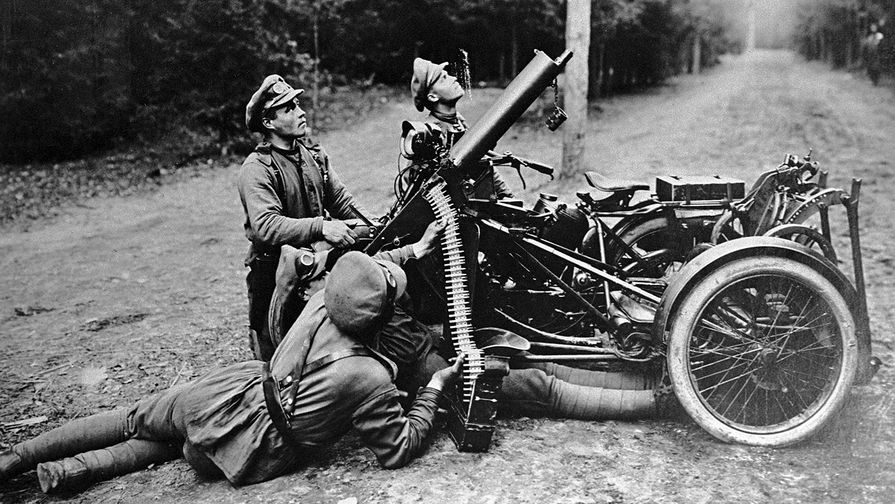 Военнослужащие во время стрельбы из пулемета по аэроплану на Первой мировой войне, 1916 год