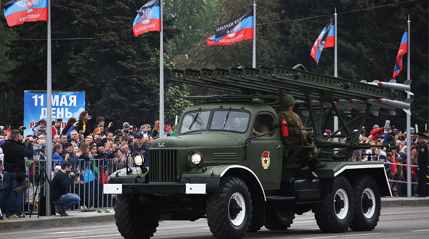 Боевая машина БМ-13 «Катюша» во время военного парада, посвященного 72-й годовщине Победы в Великой Отечественной войне в центре Донецка