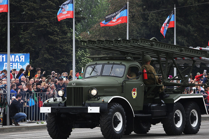 Боевая машина БМ-13 «Катюша» во время военного парада, посвященного 72-й годовщине Победы в Великой Отечественной войне в центре Донецка