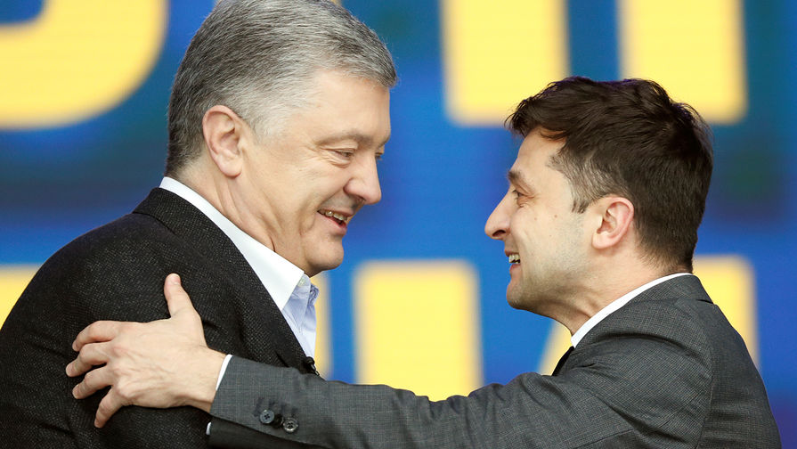 Президент Украины Петр Порошенко и кандидат в президенты Владимир Зеленский перед во время дебатов на стадионе «Олимпийский» в Киеве, 19 апреля 2019 года
