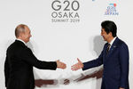 Президент России Владимир Путин и премьер-министр Японии Синдзо Абэ на полях саммита G20 в Осаке, 28 июня 2019 года
