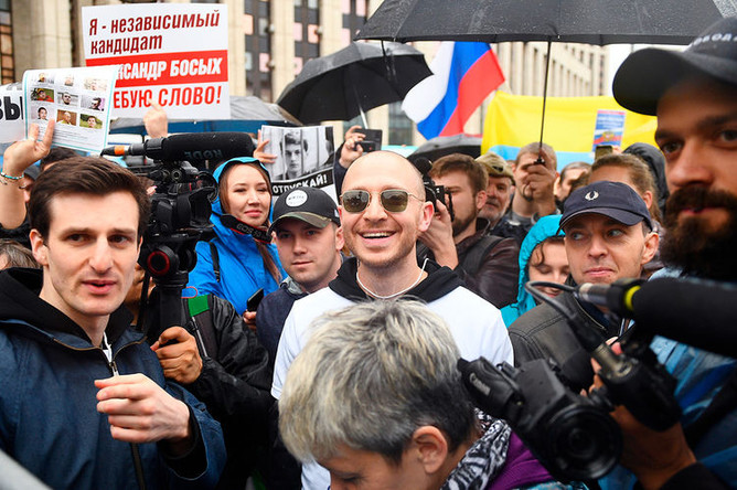 Рэп-исполнитель Оксимирон (Oxxxymiron) на митинге в поддержку незарегистрированных кандидатов в Мосгордуму на проспекте Академика Сахарова в Москве