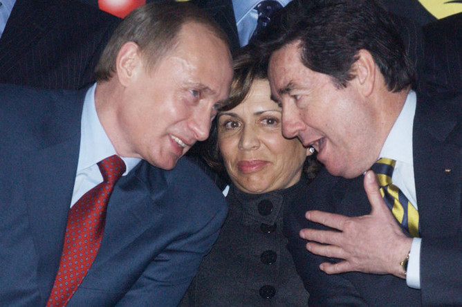 Президент России Владимир Путин, фигуристка Ирина Роднина и президент Международного союза конькобежцев Оттавио Чинкванте на трибуне во время торжественной церемонии открытия Чемпионата мира по фигурному катанию, 2005 год