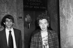 Малкольм Макларен покидает здание суда после обвинения музыканта Sex Pistols Сида Вишеса в убийстве его подруги Нэнси Спанджен, 1978 год. Макларен уговорил Virgin Records выделить залоговую сумму (в 50 тысяч долларов), пообещав от Сида новый альбом 