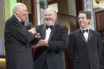 Карл Райнер с сыном Робом Райнером и комиком Джерри Сайнфелдом во время церемонии вручения премии Марка Твена за вклад в развитие американского юмора в Вашингтоне, 2000 год