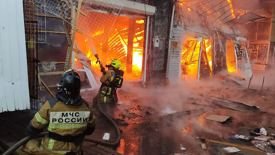 Тушение пожара в павильоне с пиротехникой в Ростове-на-Дону, 6 декабря 2020 года
