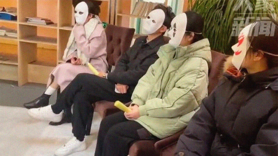 Компания выдает соискателям на маски, чтобы исключить случаи дискриминации по внешности
