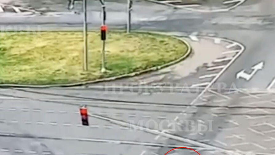 В Москве мальчик попал в больницу, пытаясь переехать дорогу с другом на одном самокате