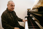 Пианист Левон Оганезов в своей квартире, 2005 год 