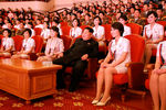Лидер КНДР Ким Чен Ын с супругой Ли Соль Чжу смотрят выступление группы Chongbong на торжественном мероприятии, посвященном 70-летию основания Трудовой партии Кореи