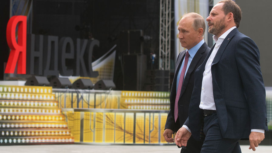 Владимир Путин и генеральный директор «Яндекс» Аркадий Волож в московском офисе компании, 21 сентября 2017 года