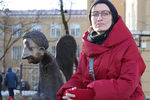 Вдова скульптора Романа Шустрова во время открытия памятника погибшим в пандемию медикам в Петербурге, 3 марта 2021 года