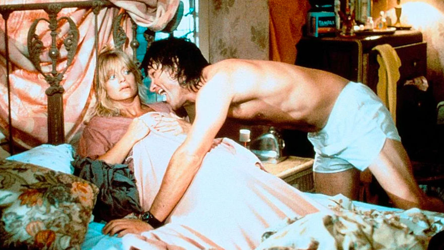 <b>Кадр из фильма «За бортом» (1987)</b> <br>
Курт Рассел и Голди Хоун познакомились на съемках фильма «Один единственный подлинно оригинальный семейный оркестр» в 1968 году. В 1983 году они вновь встретились во время работы над комедией «Дополнительная смена» и между ними завязались романтические отношения. К съемкам в их следующем совместном фильме «За бортом» у пары уже родился сын, которого назвали Уильям. Всего они сыграли вместе в пяти фильмах за более чем 50 лет знакомства.